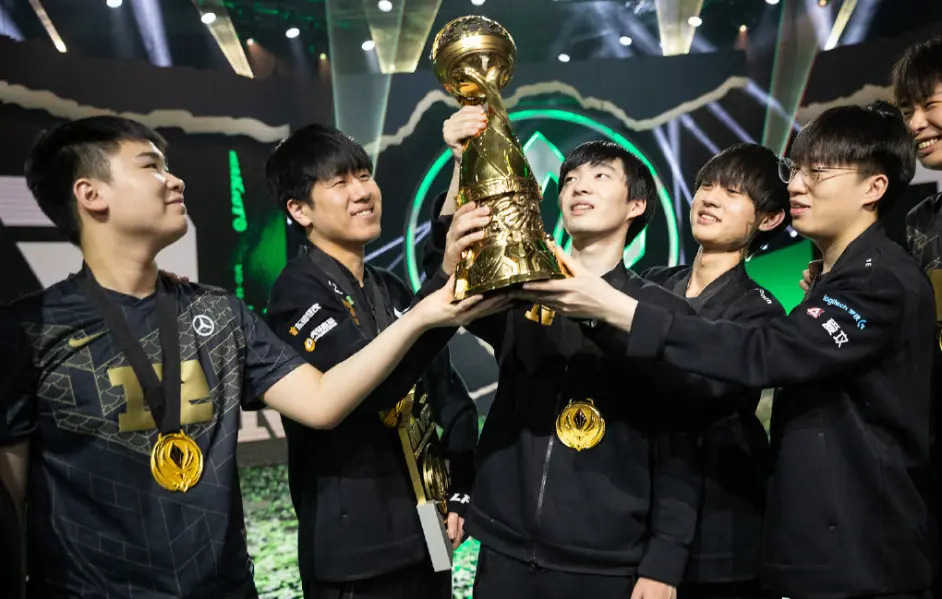 包含DK碾压CLG，369关键团战开团秒人鏖战多局成都决赛之夜，让粉丝疯狂欢呼的词条