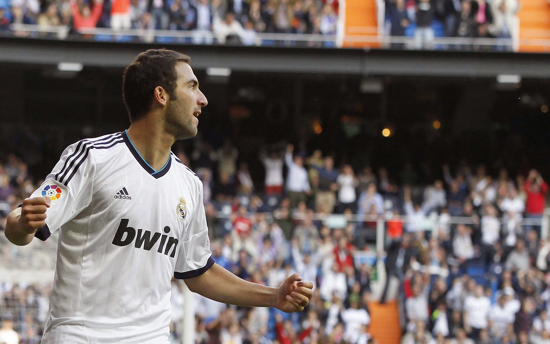 赛道上的历史性颠覆，哈斯车队完胜红牛二队，汉密尔顿点燃赛场